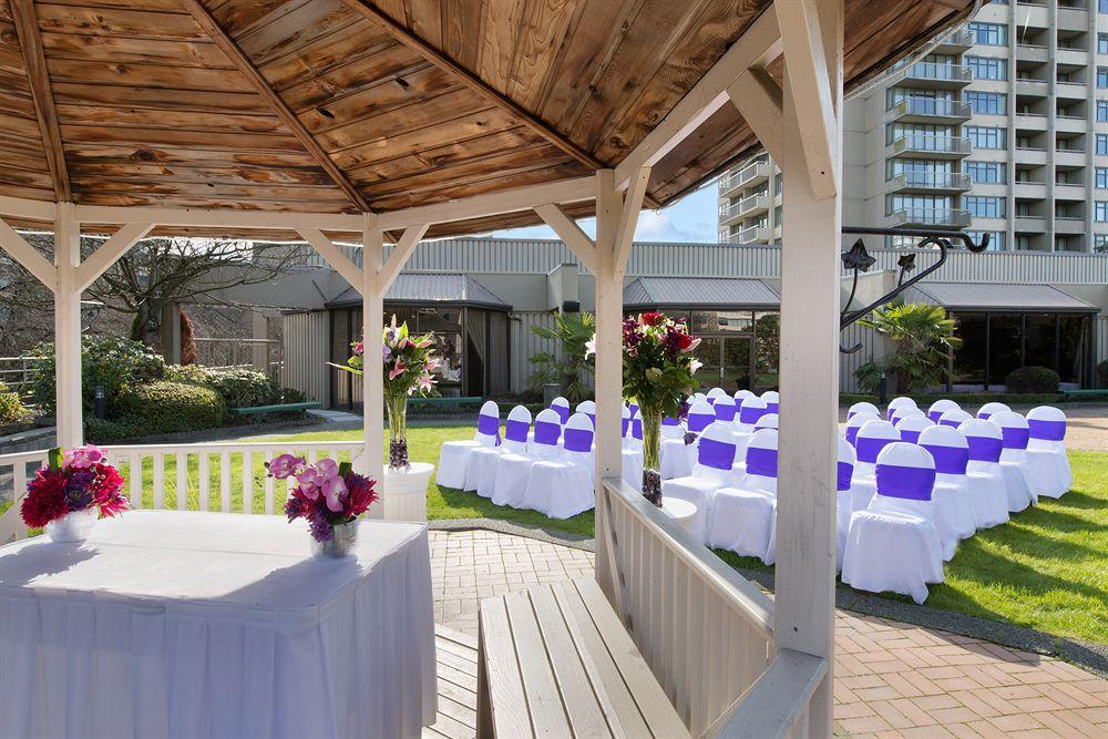 Coast Plaza Hotel And Suites Vancouver Exterior photo