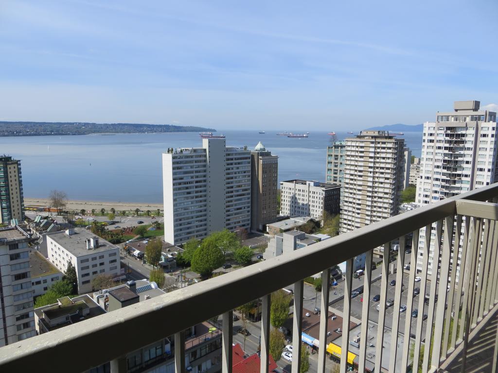 Coast Plaza Hotel And Suites Vancouver Exterior photo