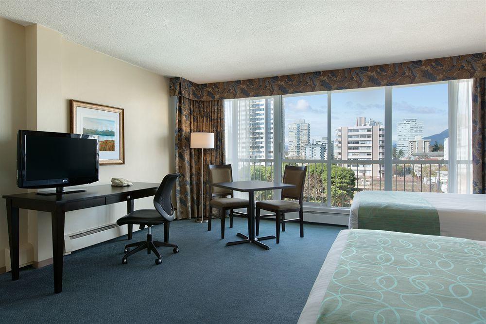 Coast Plaza Hotel And Suites Vancouver Exterior photo