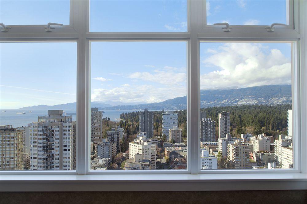 Coast Plaza Hotel And Suites Vancouver Exterior photo