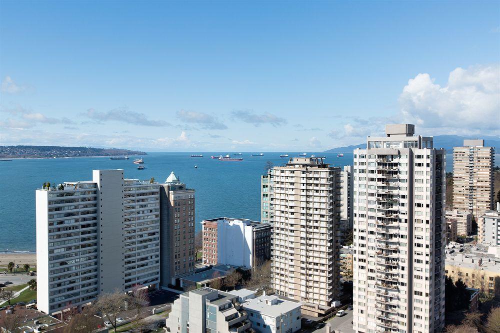 Coast Plaza Hotel And Suites Vancouver Exterior photo
