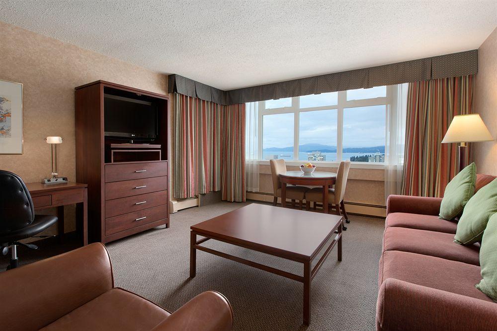 Coast Plaza Hotel And Suites Vancouver Exterior photo