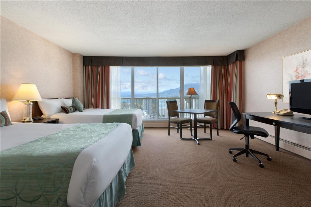 Coast Plaza Hotel And Suites Vancouver Room photo