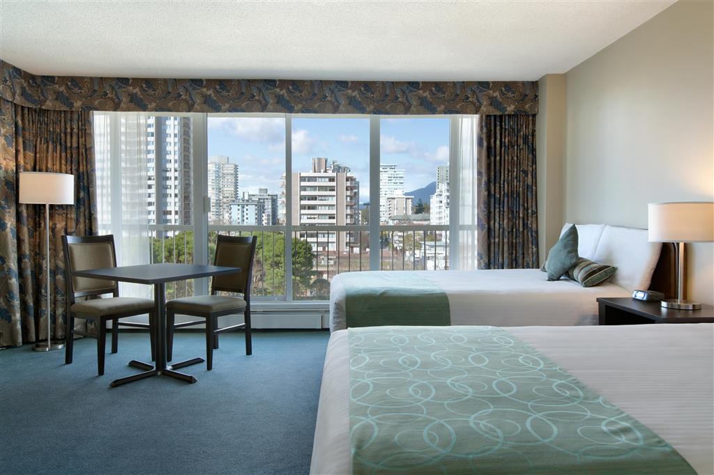 Coast Plaza Hotel And Suites Vancouver Room photo