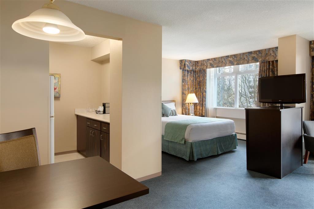 Coast Plaza Hotel And Suites Vancouver Room photo