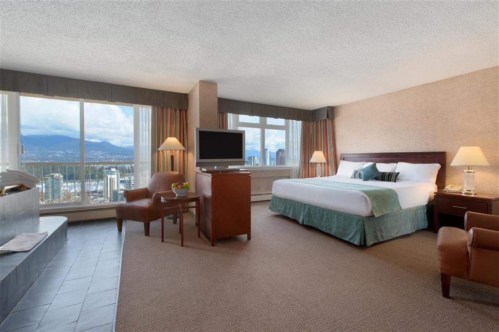 Coast Plaza Hotel And Suites Vancouver Exterior photo