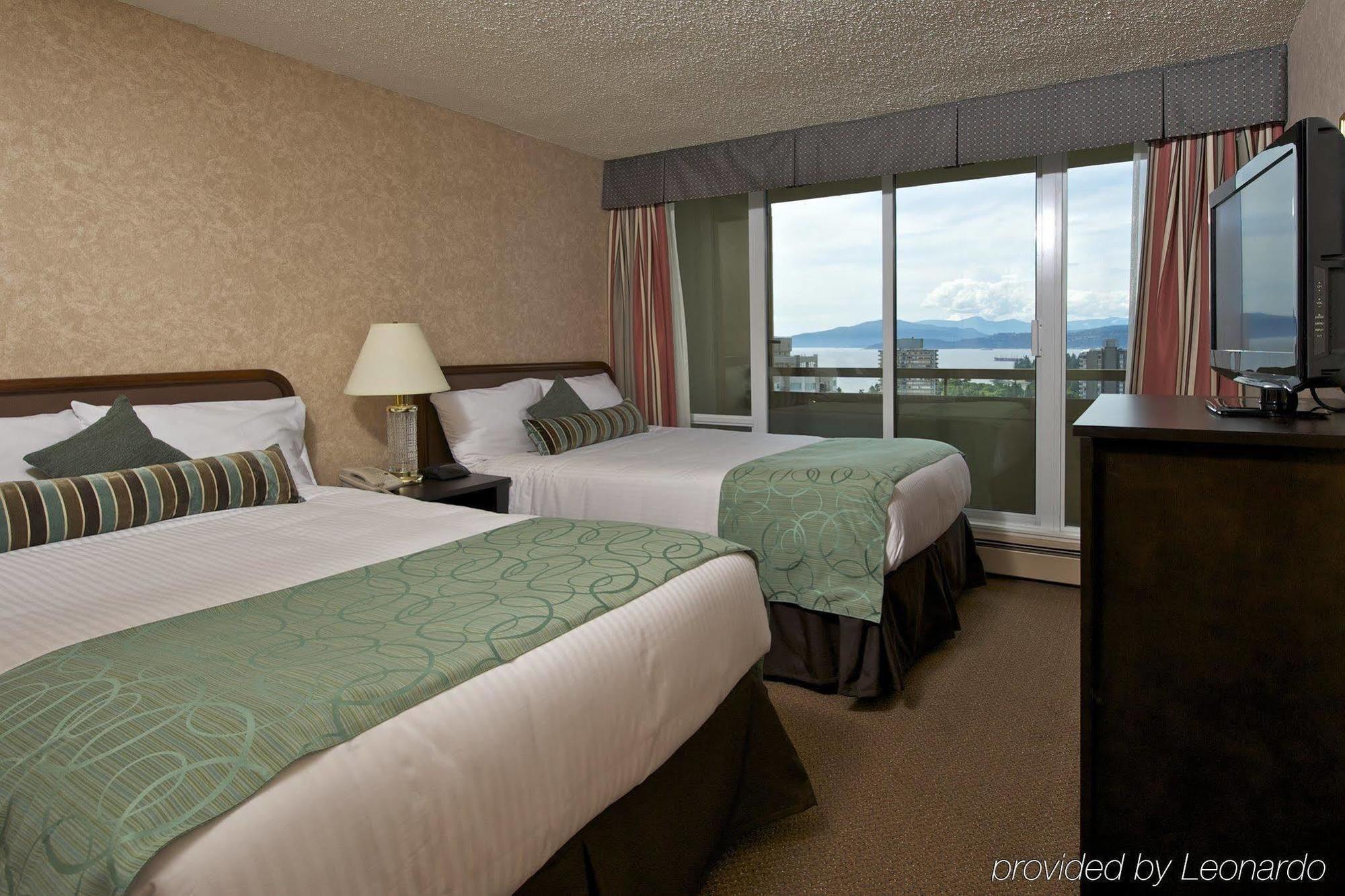 Coast Plaza Hotel And Suites Vancouver Room photo