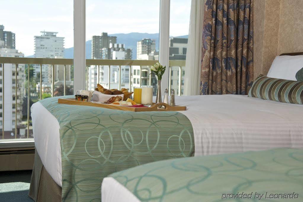 Coast Plaza Hotel And Suites Vancouver Room photo